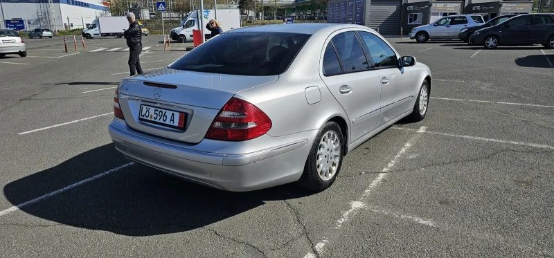 Mercedes-Benz E 240, снимка 11 - Автомобили и джипове - 52392609