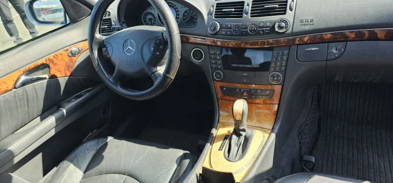 Mercedes-Benz E 240, снимка 7 - Автомобили и джипове - 52392609