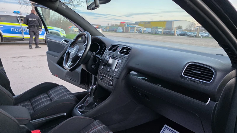 VW Golf GTI/НА КОЛЕДНА ЦЕНА, снимка 15 - Автомобили и джипове - 52960045