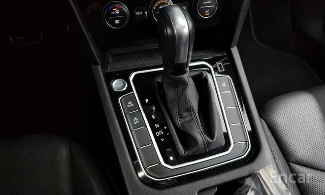 VW Arteon 4MOTION / 360 / HUD / DISTRONIC / ОБДУХ / ЛИЗИНГ, снимка 9 - Автомобили и джипове - 55692995