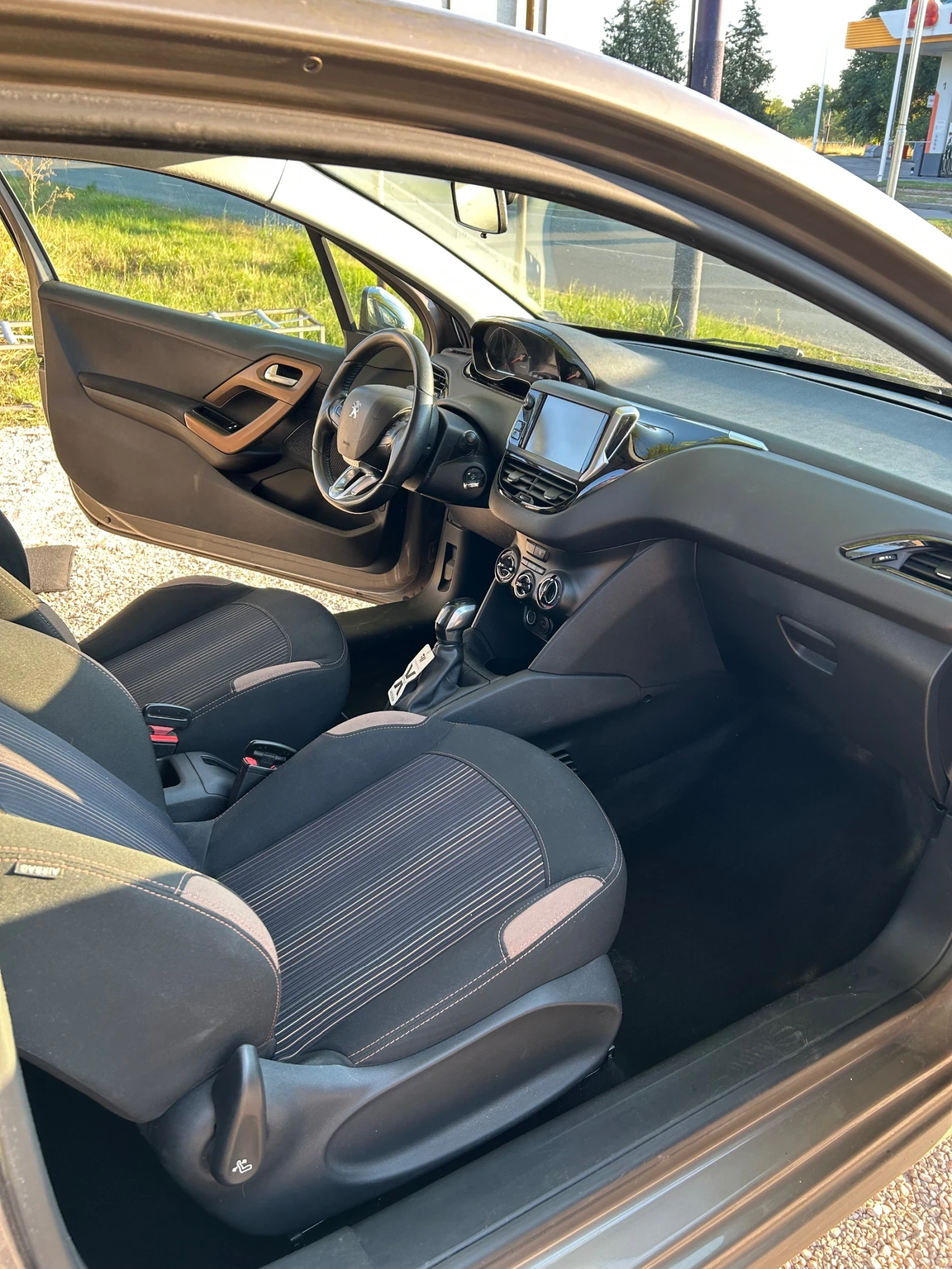 Peugeot 208, снимка 10 - Автомобили и джипове - 55423503