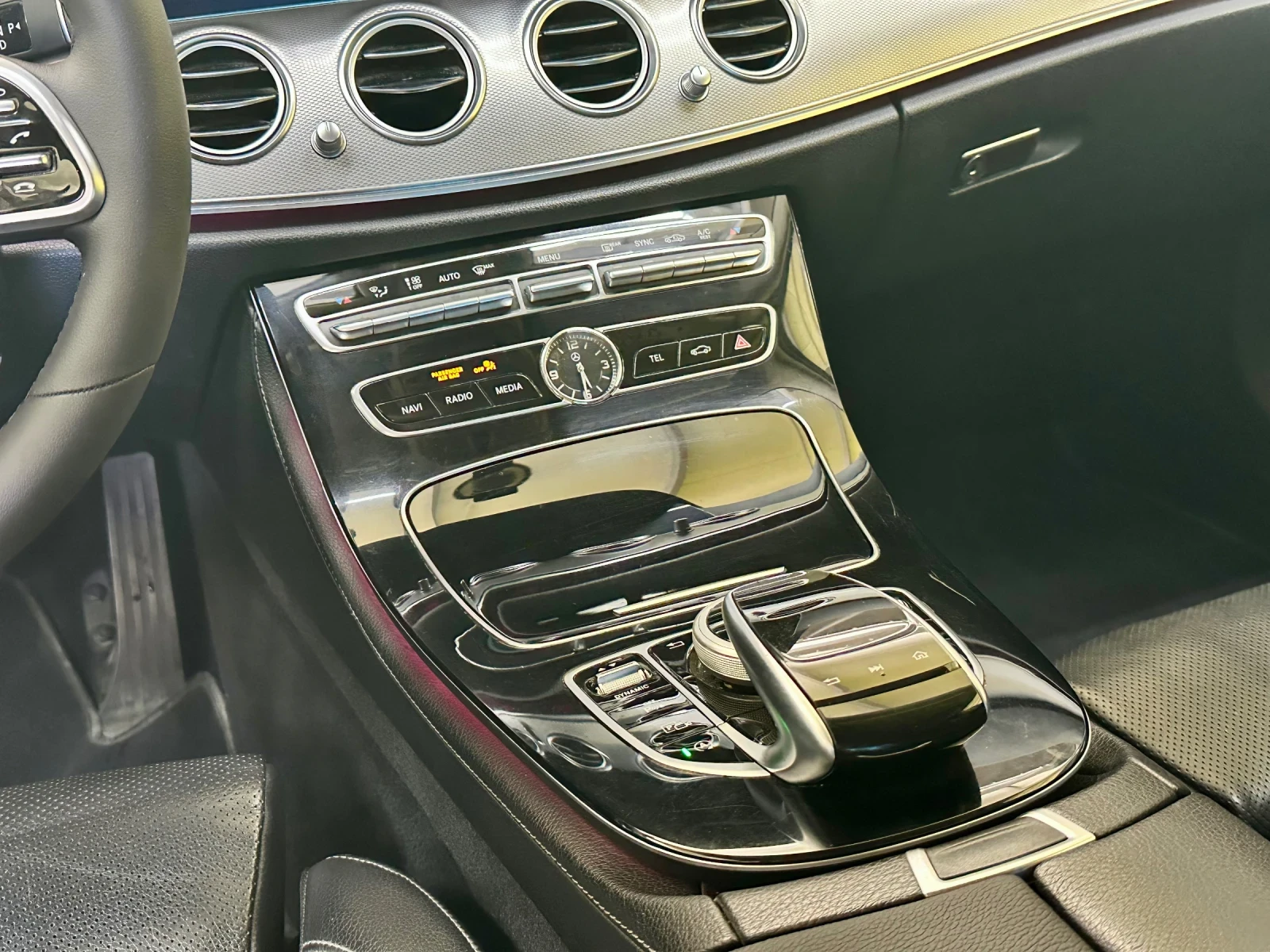 Mercedes-Benz E 220 AMG/DIGITAL, снимка 9 - Автомобили и джипове - 55954441