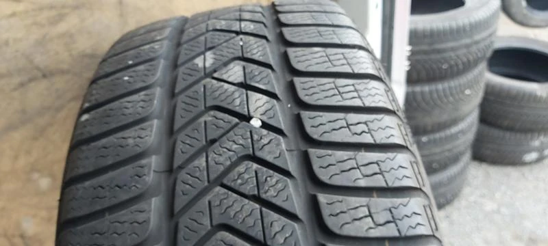 Гуми Зимни 245/40R18, снимка 1 - Гуми и джанти - 31257666