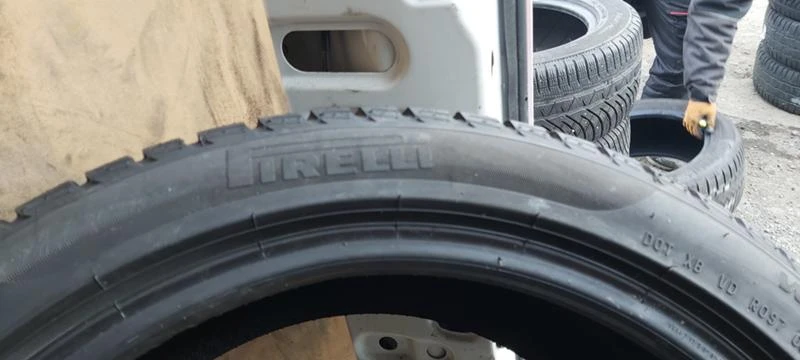 Гуми Зимни 245/40R18, снимка 2 - Гуми и джанти - 31257666