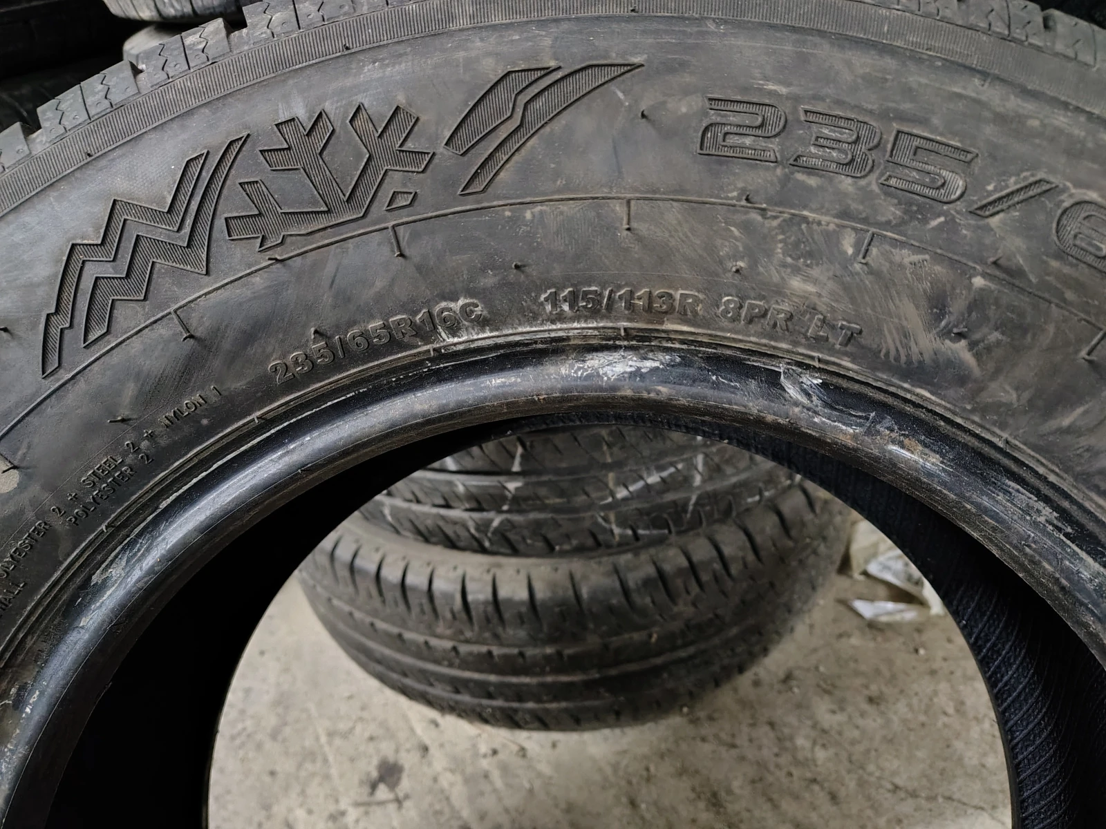 Гуми Зимни 235/65R16, снимка 6 - Гуми и джанти - 54103500