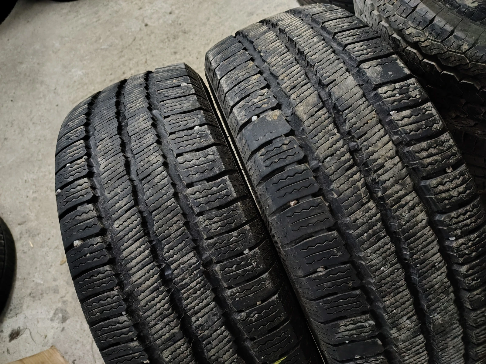 Гуми Зимни 235/65R16, снимка 2 - Гуми и джанти - 54103500
