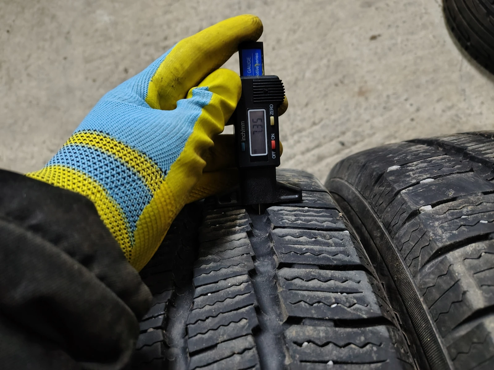 Гуми Зимни 235/65R16, снимка 3 - Гуми и джанти - 54103500