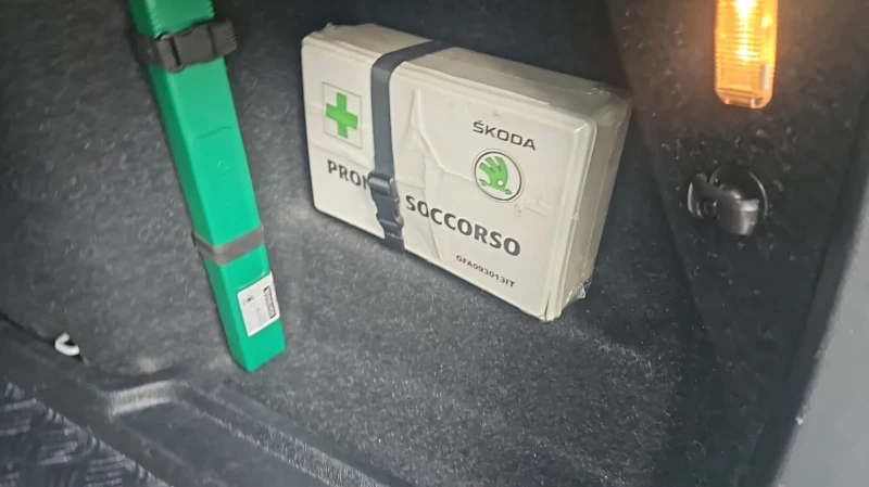 Skoda Octavia 1.6, снимка 12 - Автомобили и джипове - 52559270