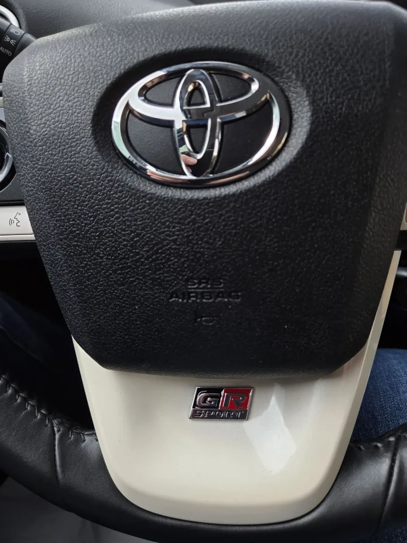 Toyota Prius 1.8 hybrid GR LINE, снимка 13 - Автомобили и джипове - 53425493