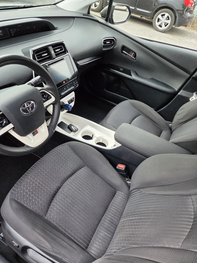 Toyota Prius 1.8 hybrid GR LINE, снимка 6 - Автомобили и джипове - 53425493