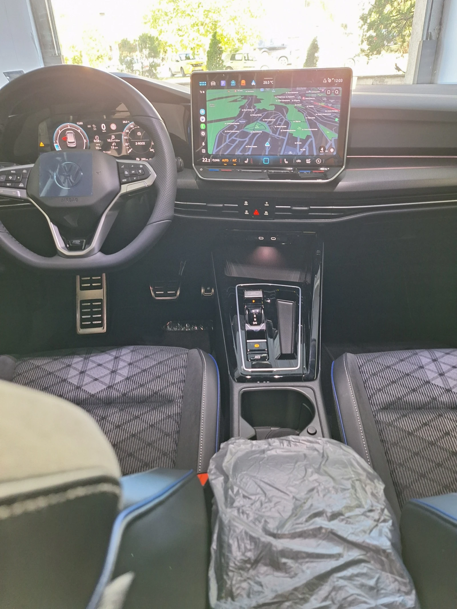 VW Golf 8.5 R-Line Plus* Sport TDI/ Black optic/NEW Гаран , снимка 10 - Автомобили и джипове - 54353131