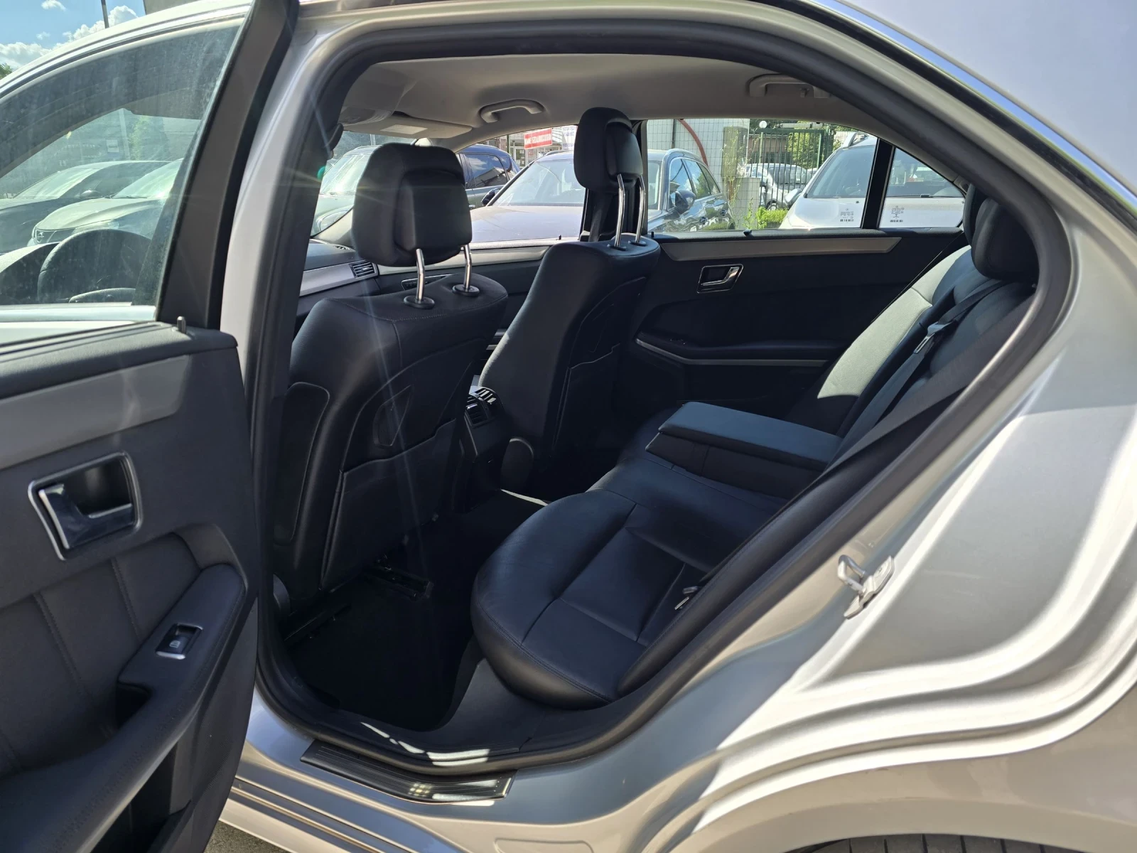 Mercedes-Benz E 350 CGI 292к.с AVANTGARDE FULL, снимка 11 - Автомобили и джипове - 54977379