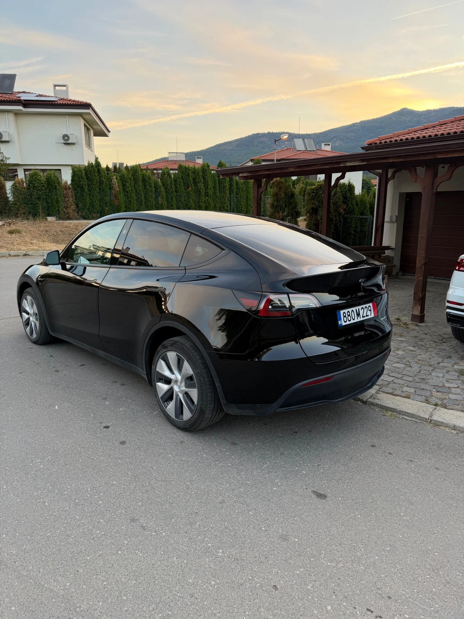 Tesla Model Y Dual motors 4x4, снимка 5 - Автомобили и джипове - 56343799