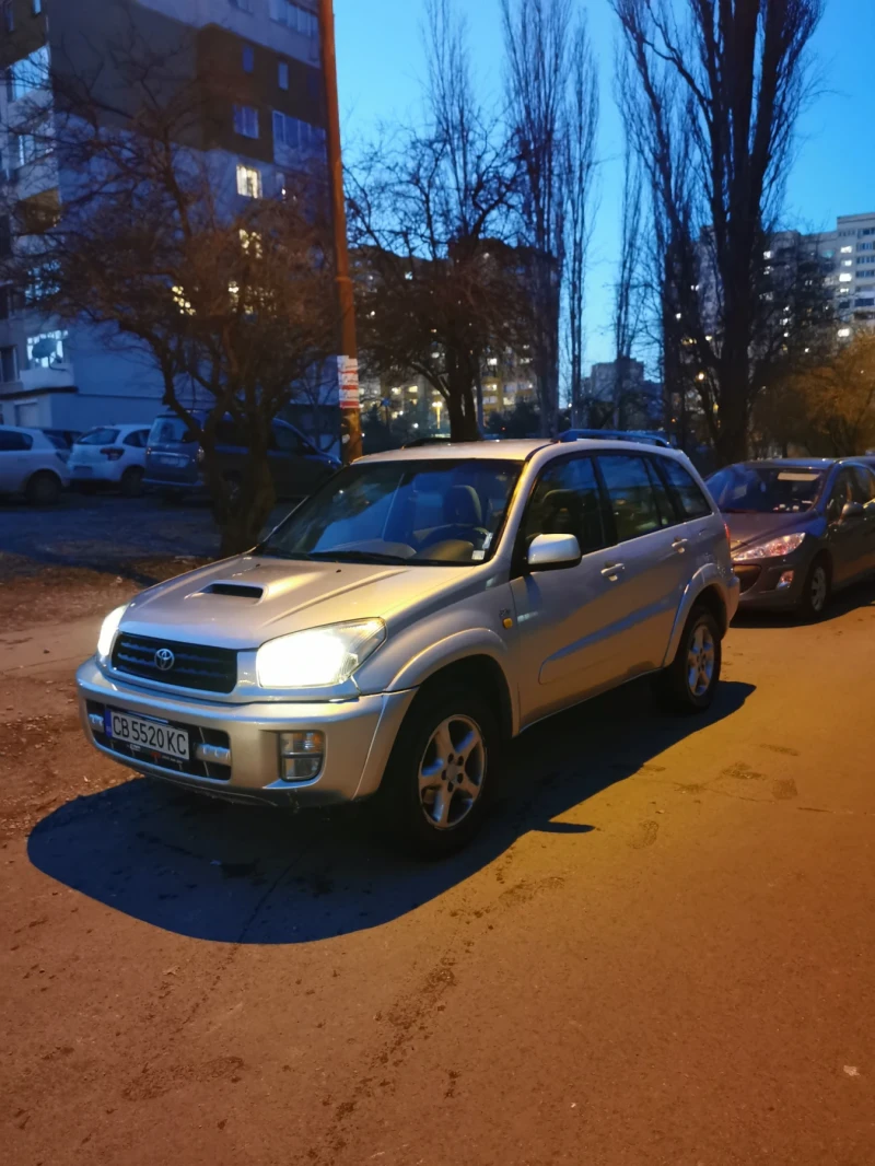 Toyota Rav4 2.0 дизел ПЕРФЕКТЕН, снимка 1 - Автомобили и джипове - 49066560