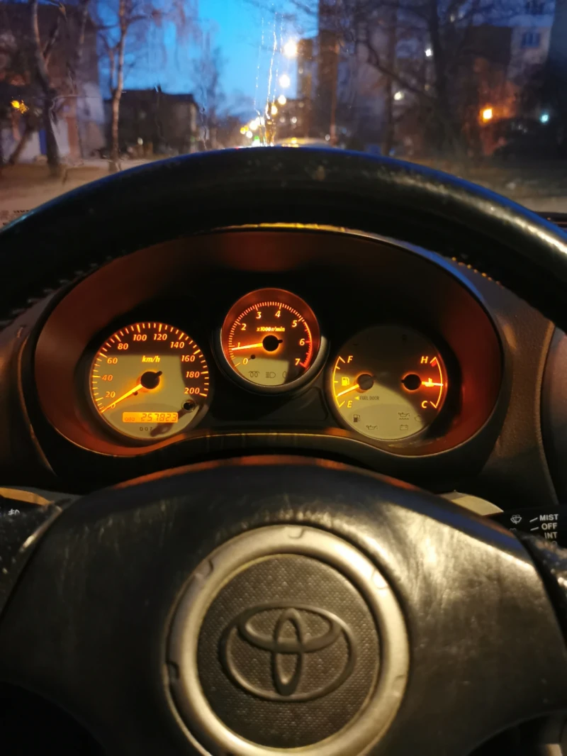 Toyota Rav4 2.0 дизел ПЕРФЕКТЕН, снимка 10 - Автомобили и джипове - 49066560