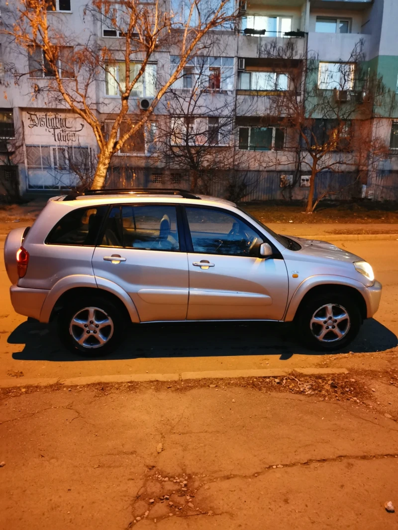 Toyota Rav4 2.0 дизел ПЕРФЕКТЕН, снимка 5 - Автомобили и джипове - 49066560