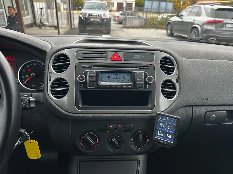 VW Tiguan 2.0TDI 140к.с 4x4 DSG, снимка 12 - Автомобили и джипове - 52092169
