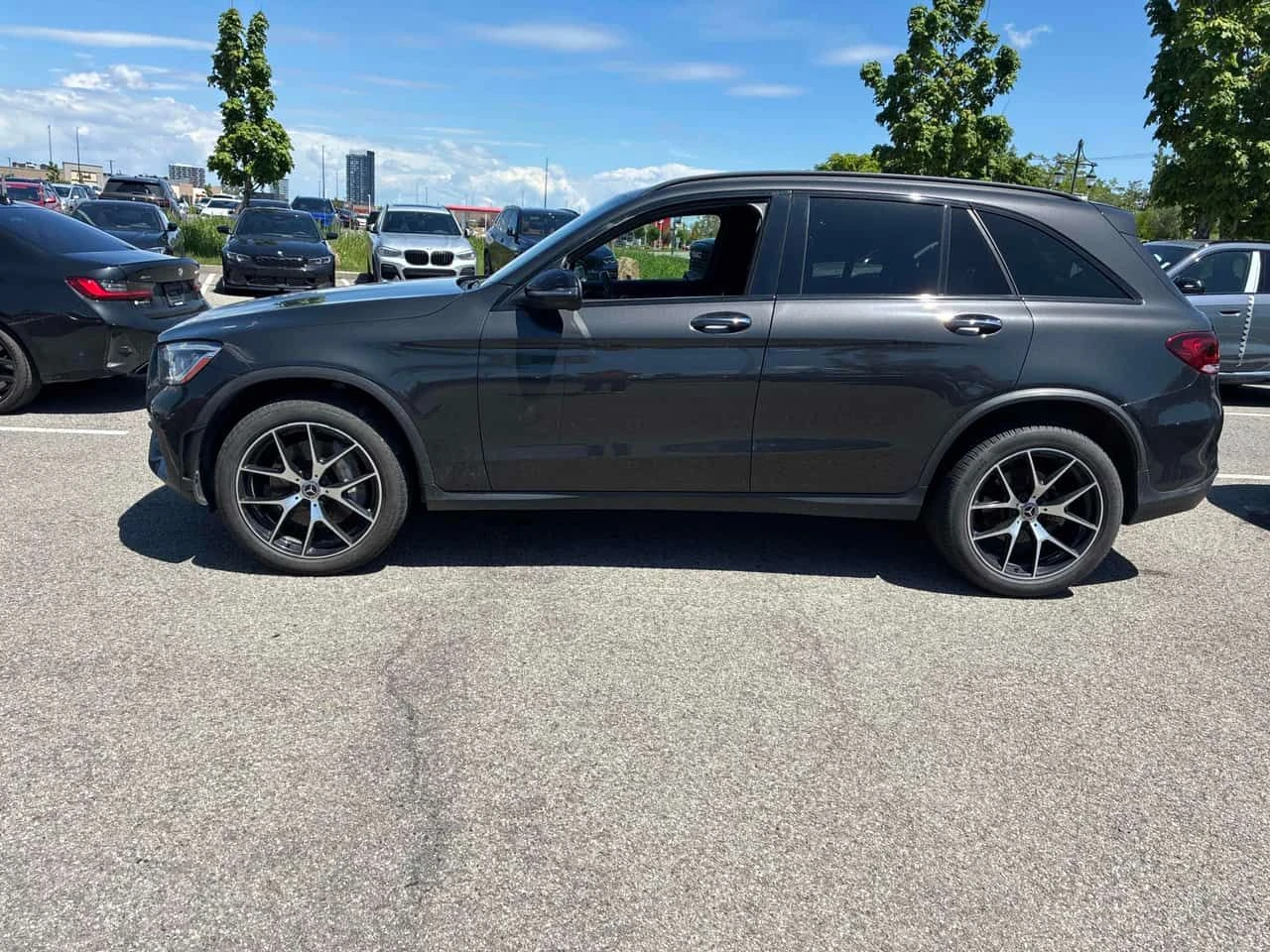 Mercedes-Benz GLC 300 4MATIC* DISTRONIC* PANORAMA* ДИГИТАЛНО ТАБЛО* , снимка 2 - Автомобили и джипове - 54755863
