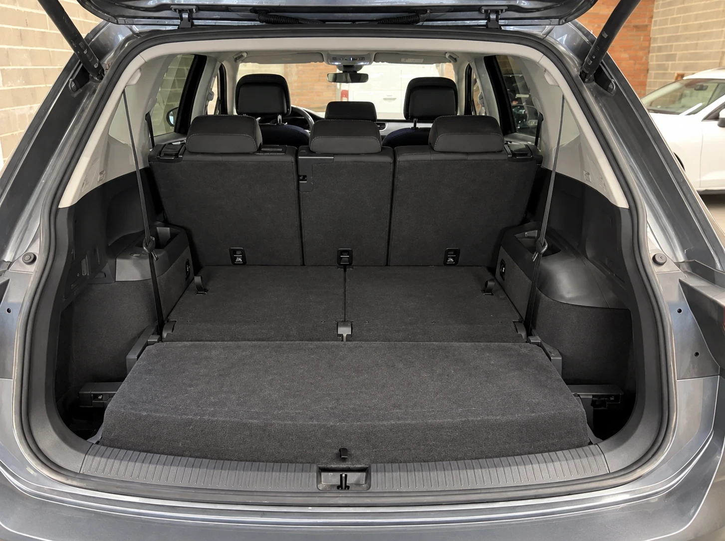 VW Tiguan Allspace 7 Места / 360 Камери  / 2 Ключа, снимка 8 - Автомобили и джипове - 56444320
