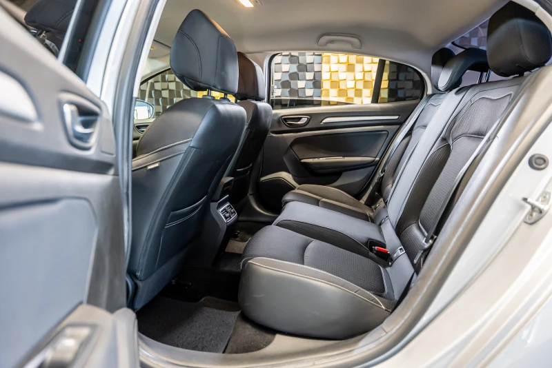 Renault Megane TCe 140, снимка 13 - Автомобили и джипове - 52145894