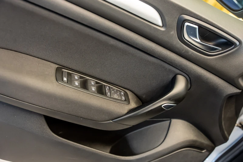 Renault Megane TCe 140, снимка 8 - Автомобили и джипове - 52145894