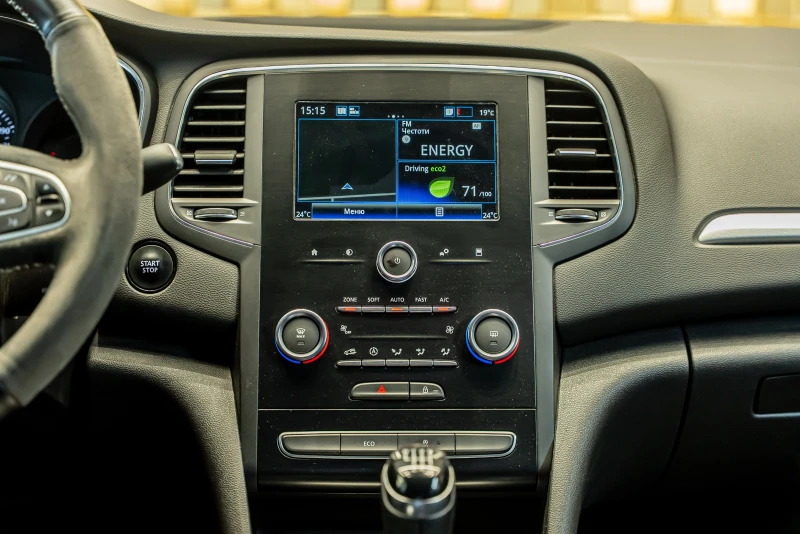 Renault Megane TCe 140, снимка 17 - Автомобили и джипове - 52145894