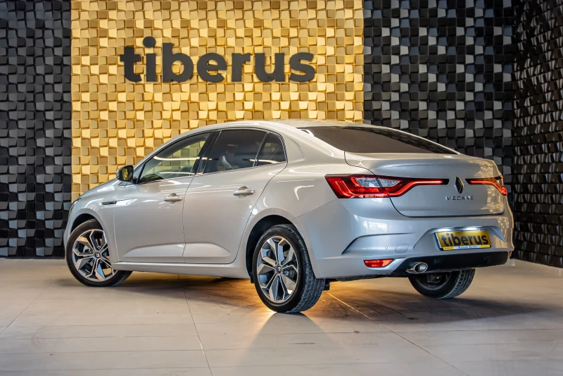 Renault Megane TCe 140, снимка 2 - Автомобили и джипове - 52145894