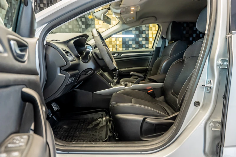 Renault Megane TCe 140, снимка 9 - Автомобили и джипове - 52145894