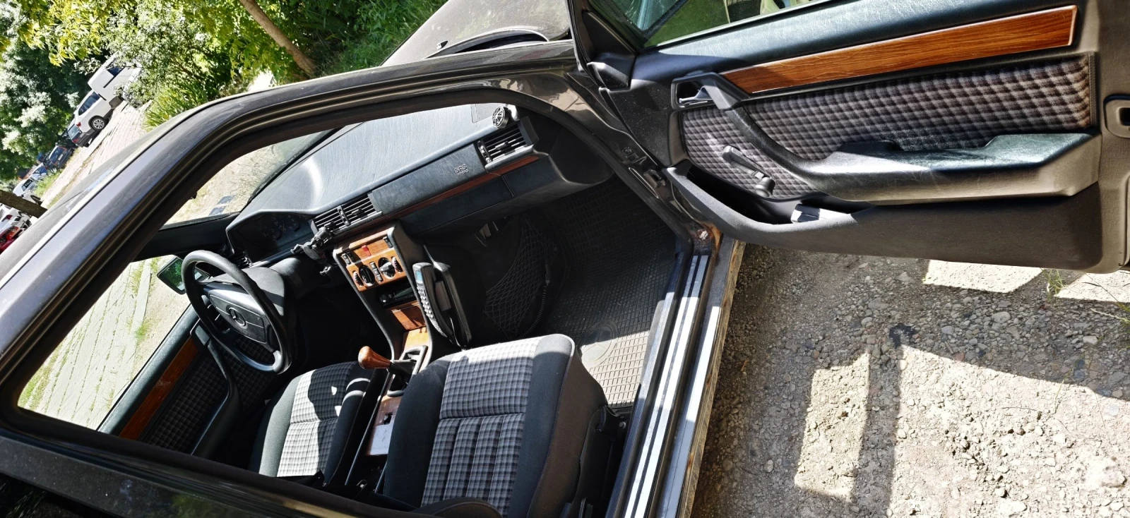 Mercedes-Benz E 220, снимка 5 - Автомобили и джипове - 55087985