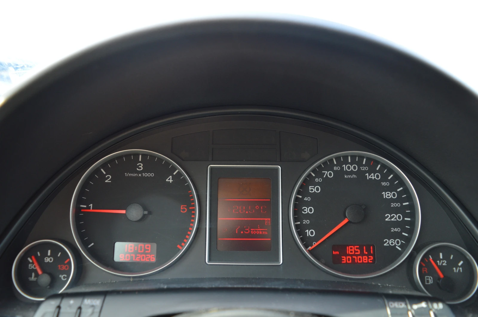 Audi A4 2.0TDI-KLIMATRONIK, снимка 12 - Автомобили и джипове - 55223761