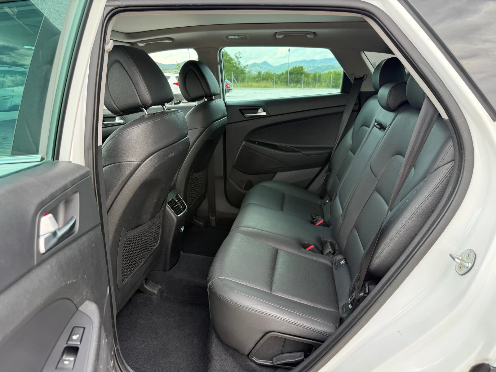 Hyundai Tucson 1.7 CRDI NAVI CAMERA PANORAMA, снимка 12 - Автомобили и джипове - 54789029