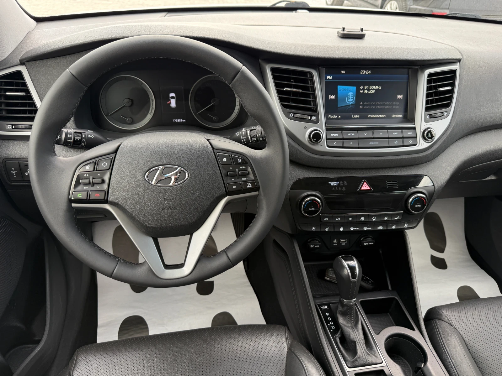 Hyundai Tucson 1.7 CRDI NAVI CAMERA PANORAMA, снимка 16 - Автомобили и джипове - 54789029