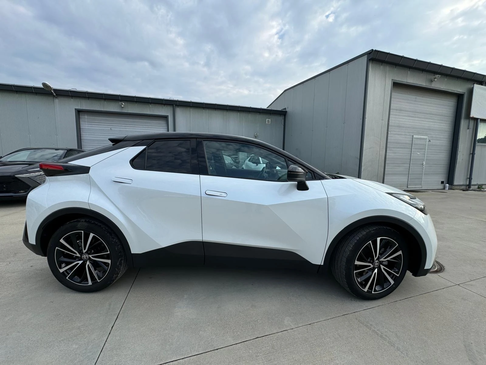 Toyota C-HR HYBRID 1.8, снимка 2 - Автомобили и джипове - 54822421