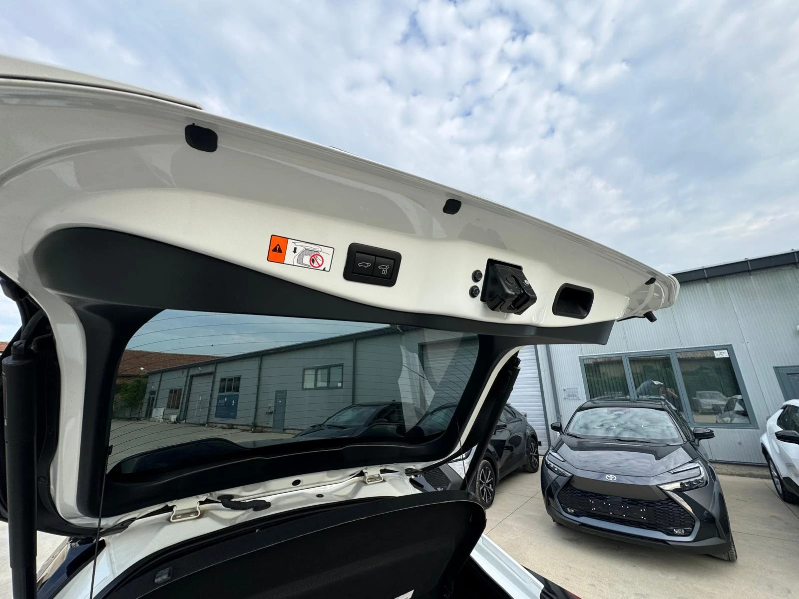 Toyota C-HR HYBRID 1.8, снимка 8 - Автомобили и джипове - 54822421