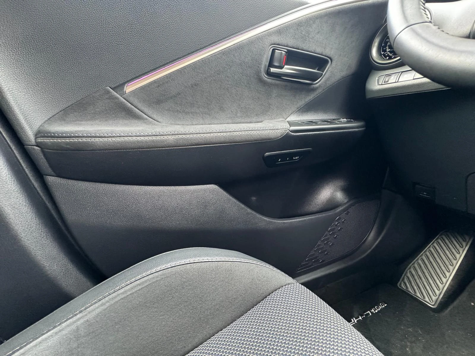 Toyota C-HR HYBRID 1.8, снимка 10 - Автомобили и джипове - 54822421