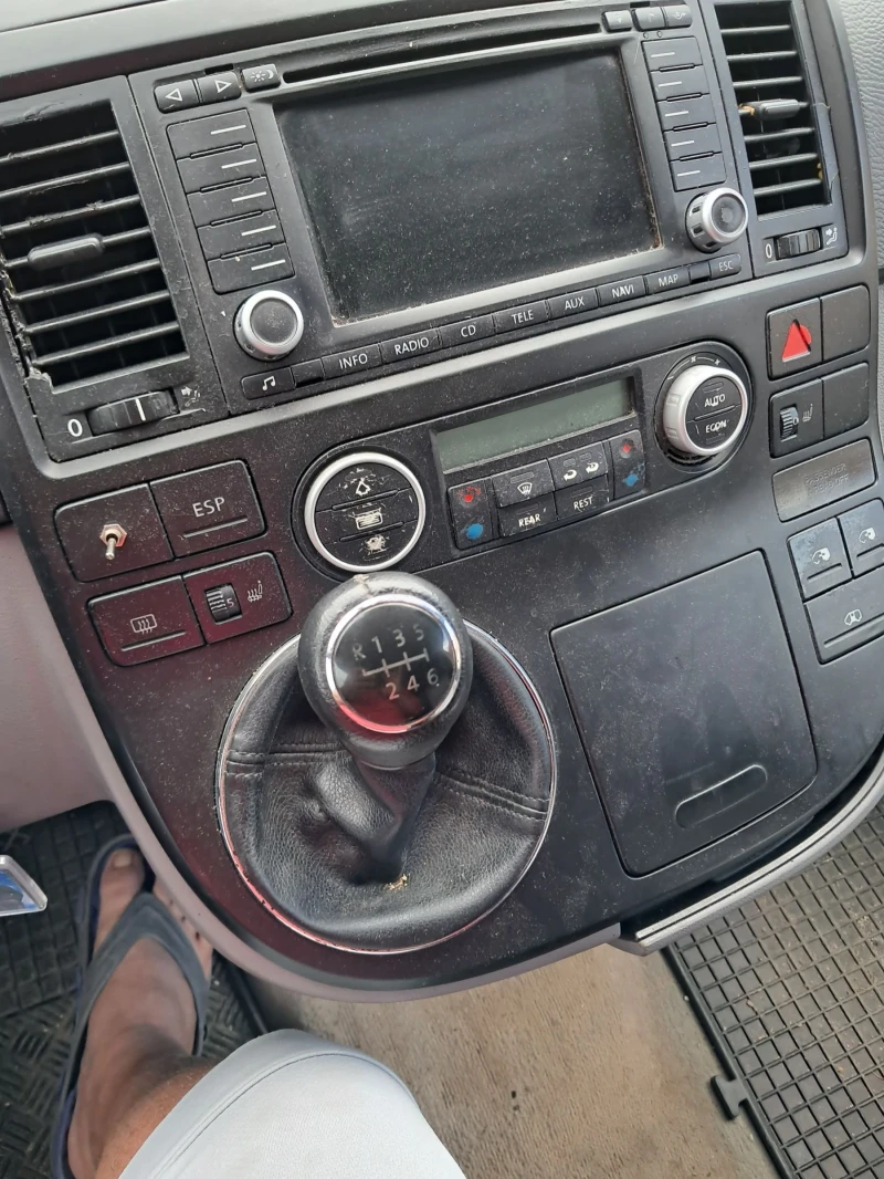 VW Multivan 2.5 174кс., снимка 10 - Бусове и автобуси - 52082668