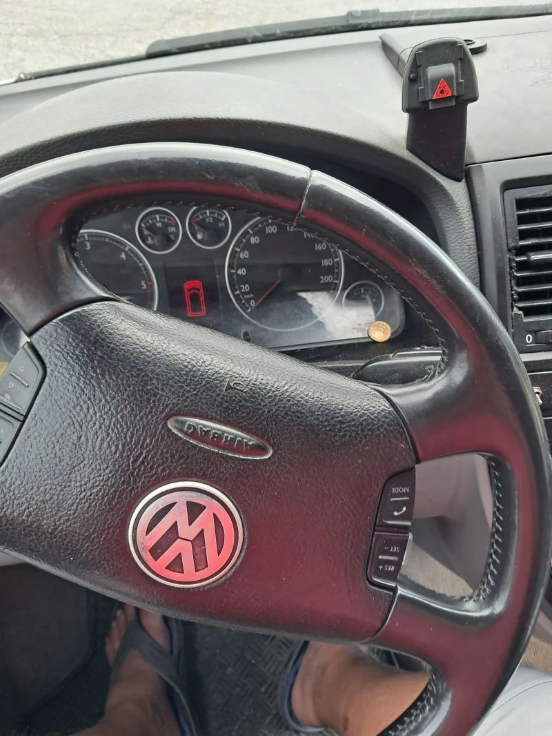 VW Multivan 2.5 174кс., снимка 8 - Бусове и автобуси - 52082668