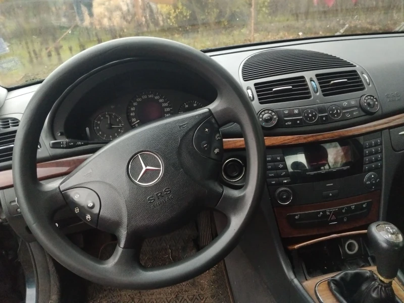Mercedes-Benz E 220, снимка 5 - Автомобили и джипове - 52642176