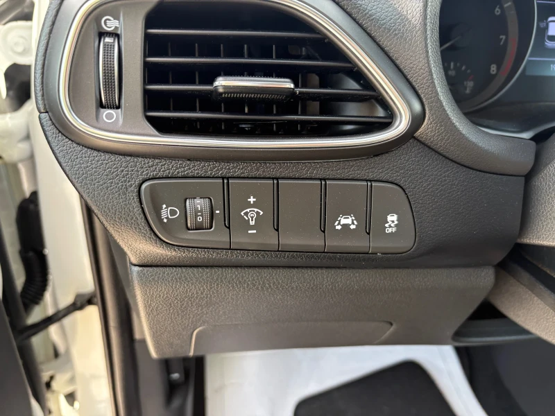 Hyundai I30 1.4i, снимка 16 - Автомобили и джипове - 53266458