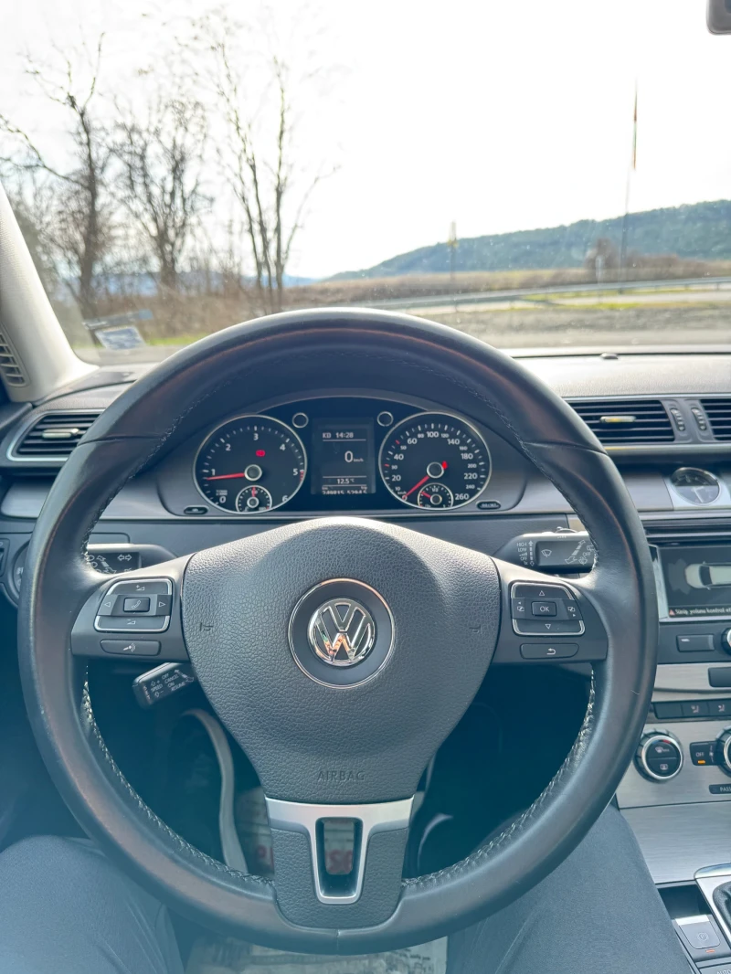 VW Passat 1.6 TDI, снимка 11 - Автомобили и джипове - 53598469