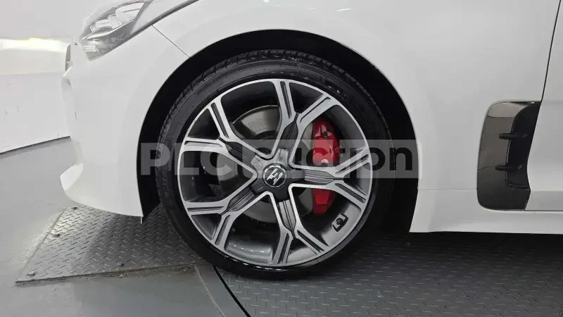 Kia Stinger 3.3| 360| DISTRONIC| ОБДУХ| ВКЛ. ТЕХНОТЕСТ, снимка 15 - Автомобили и джипове - 54485324