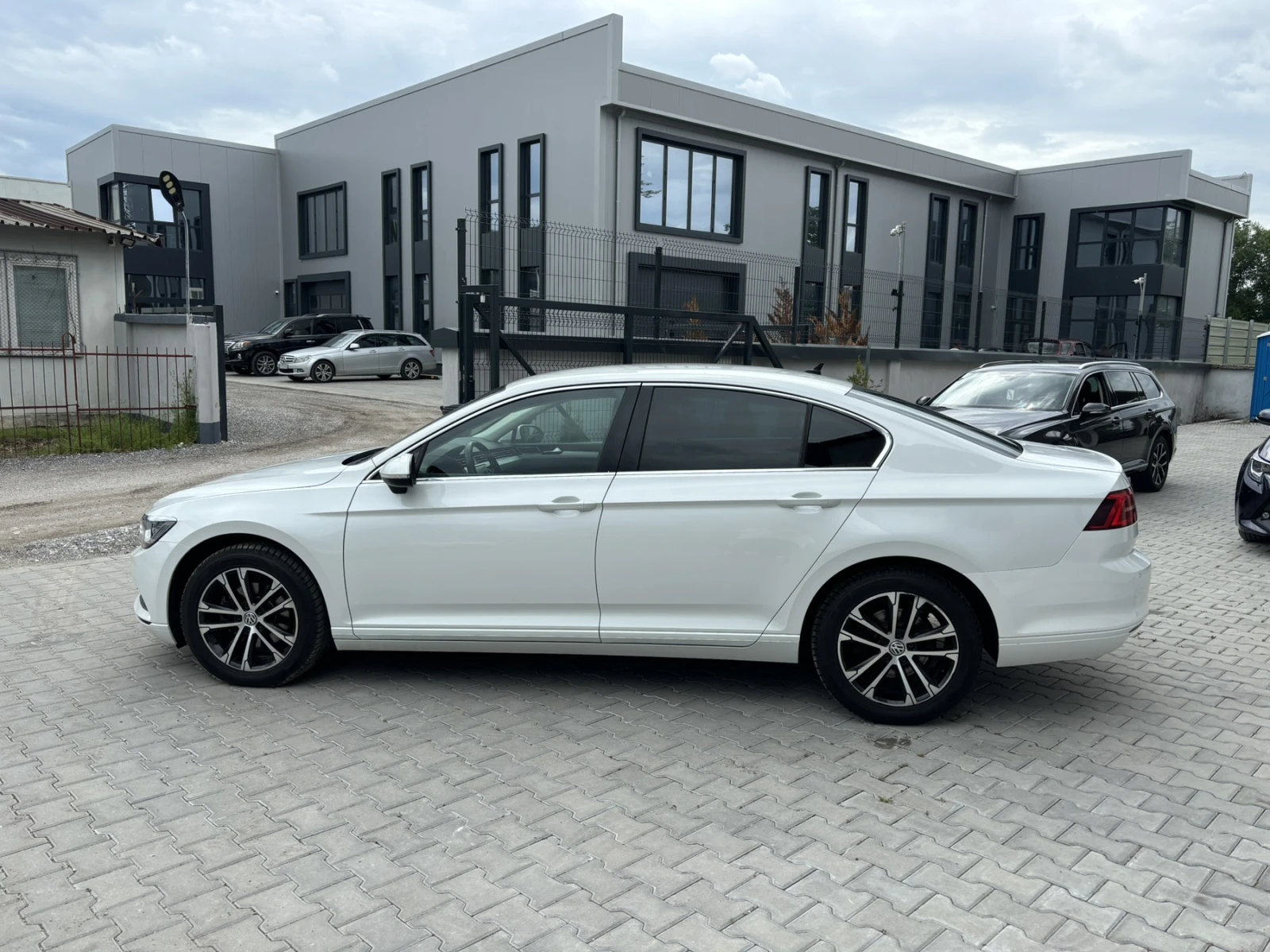 VW Passat Highline2.0TDI, снимка 4 - Автомобили и джипове - 54485787
