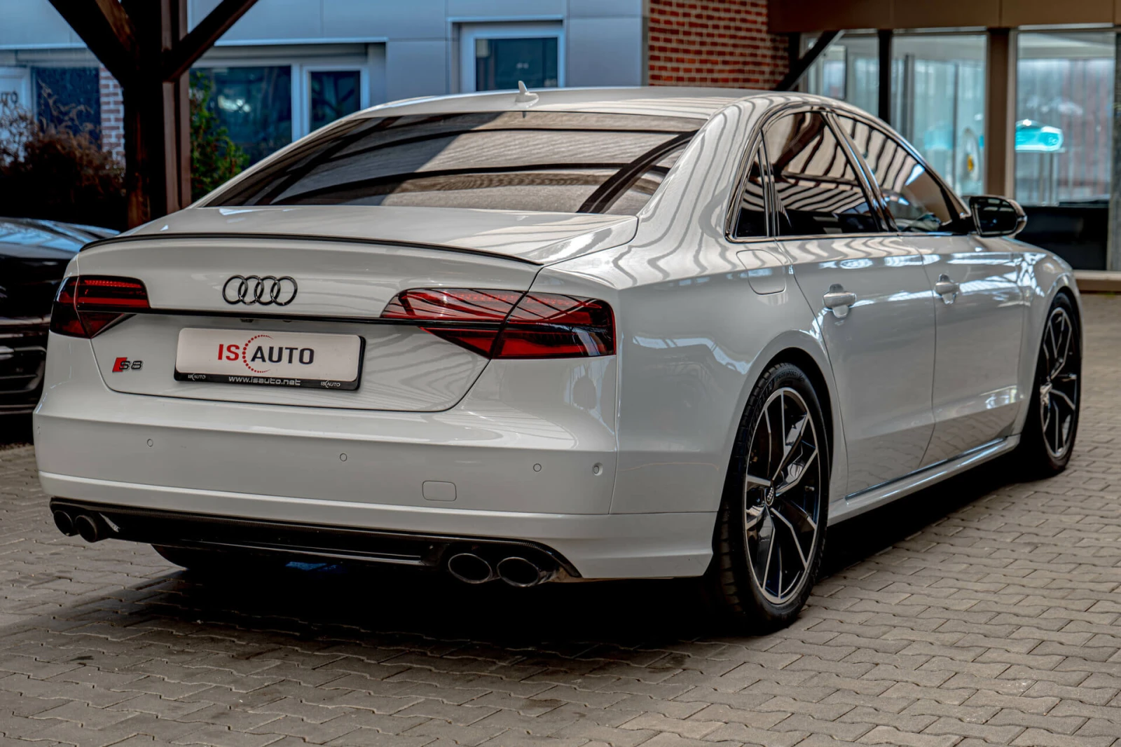 Audi S8 PLUS/EXCLUSIVE/HuD/Night/Обдухване/Керамика/BOSE, снимка 4 - Автомобили и джипове - 54840654