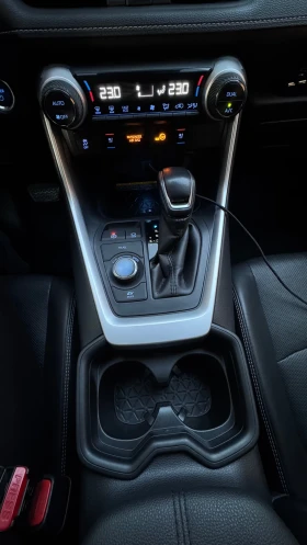 Toyota Rav4 Toyota Luxury Premium 4x4 | Пълна сервизна история, снимка 6