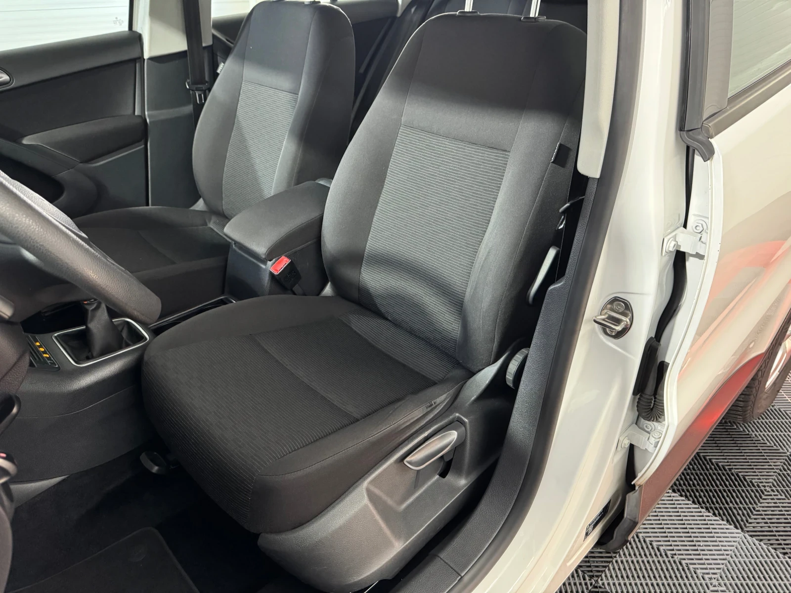 VW Tiguan 2.0 TDI 140 h.p. - BlueMotion - 135.000 km!, снимка 15 - Автомобили и джипове - 54129083