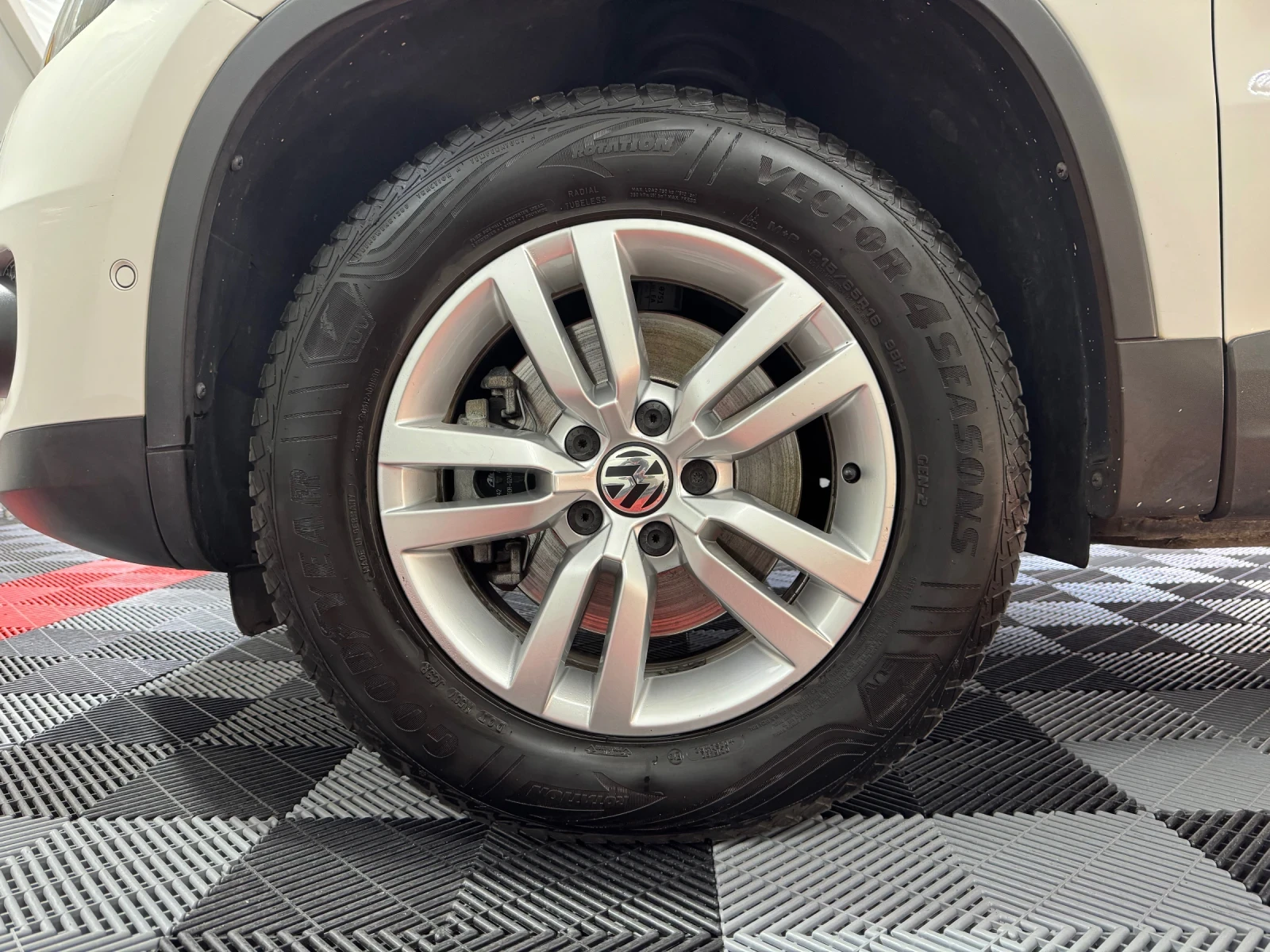 VW Tiguan 2.0 TDI 140 h.p. - BlueMotion - 135.000 km!, снимка 17 - Автомобили и джипове - 54129083