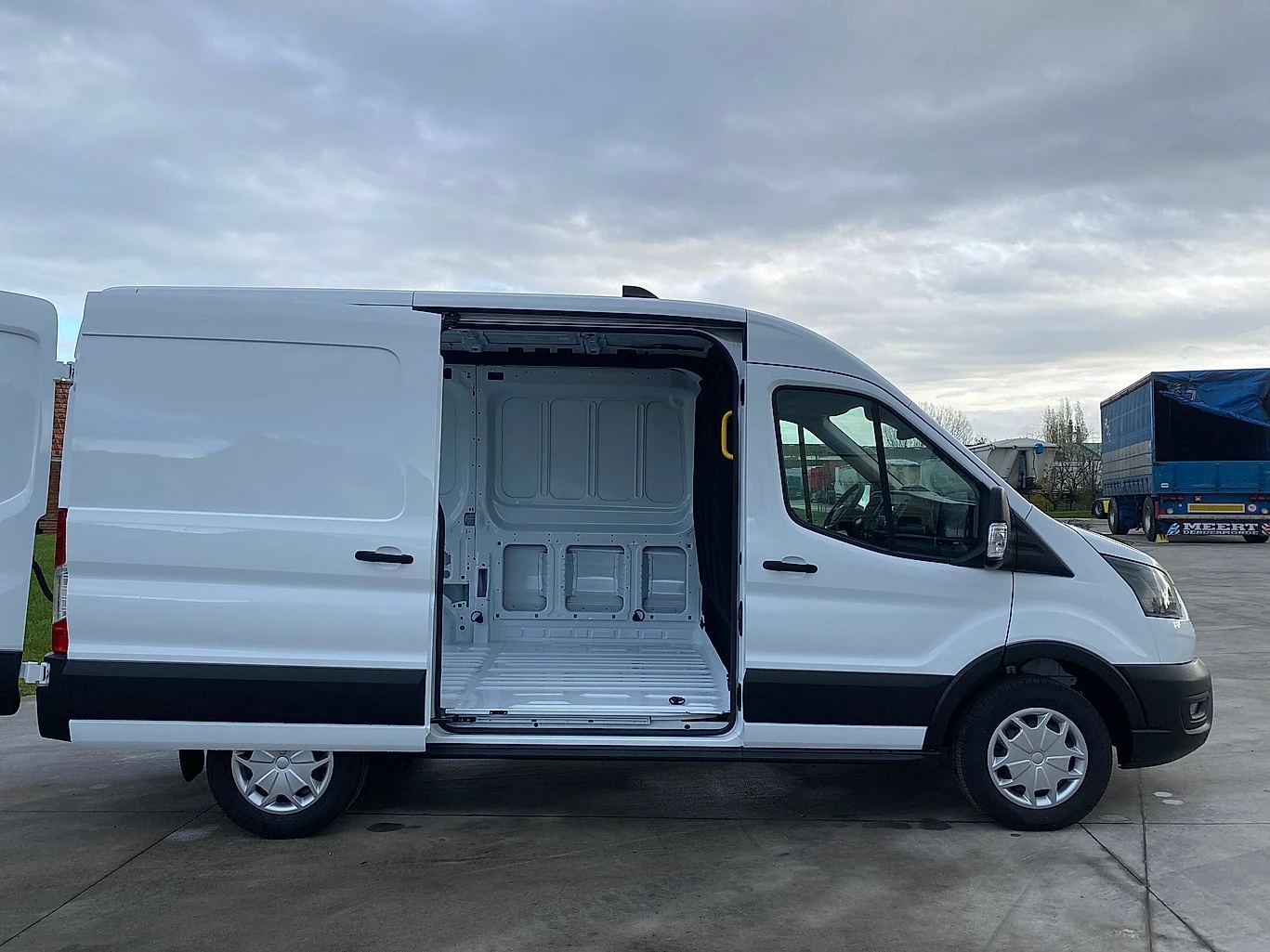 Ford Transit 130.35 L2H2 НОВ, снимка 8 - Бусове и автобуси - 53748484