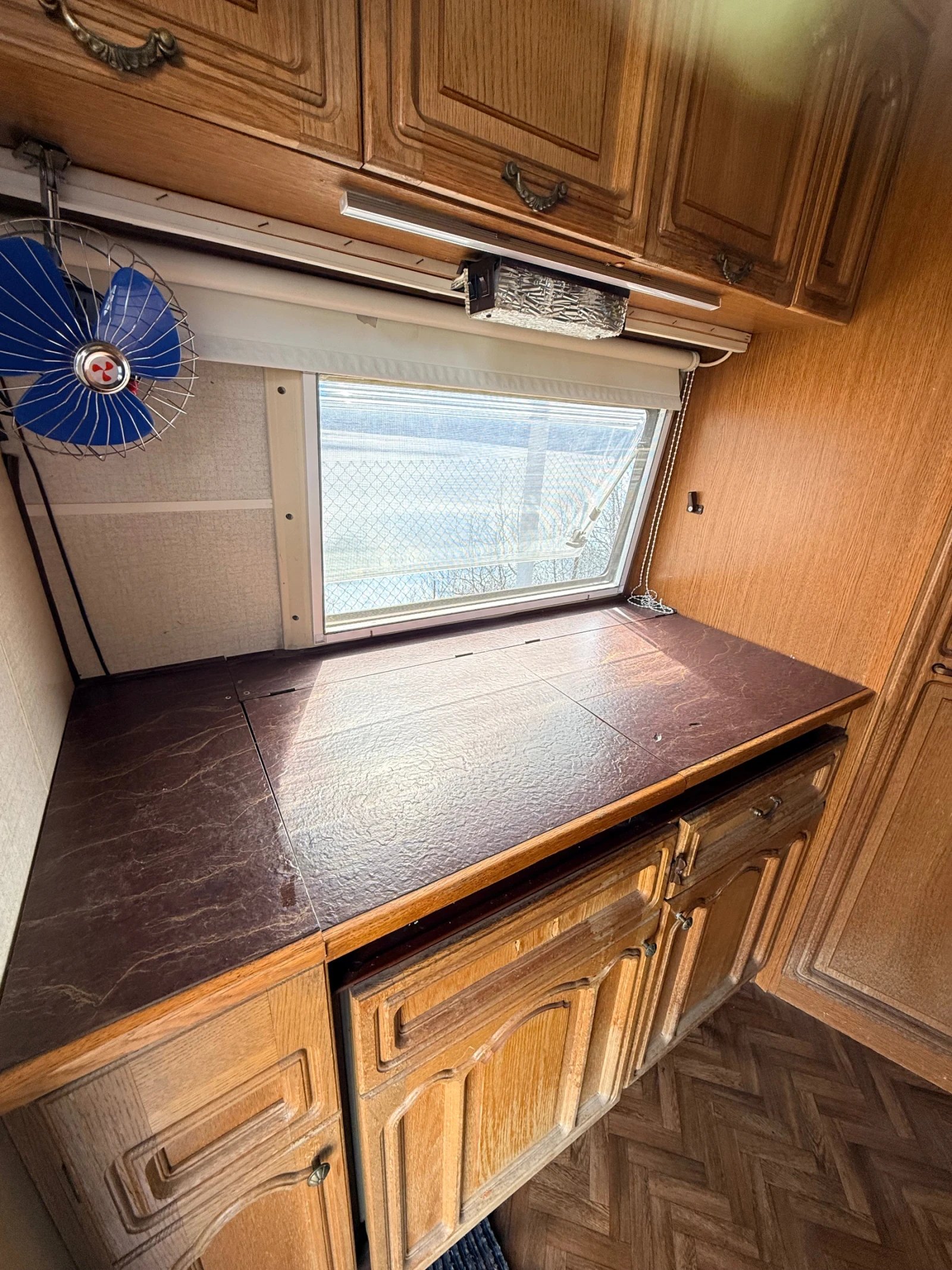 Каравана Hobby Prestige 400, снимка 8 - Каравани и кемпери - 54006358