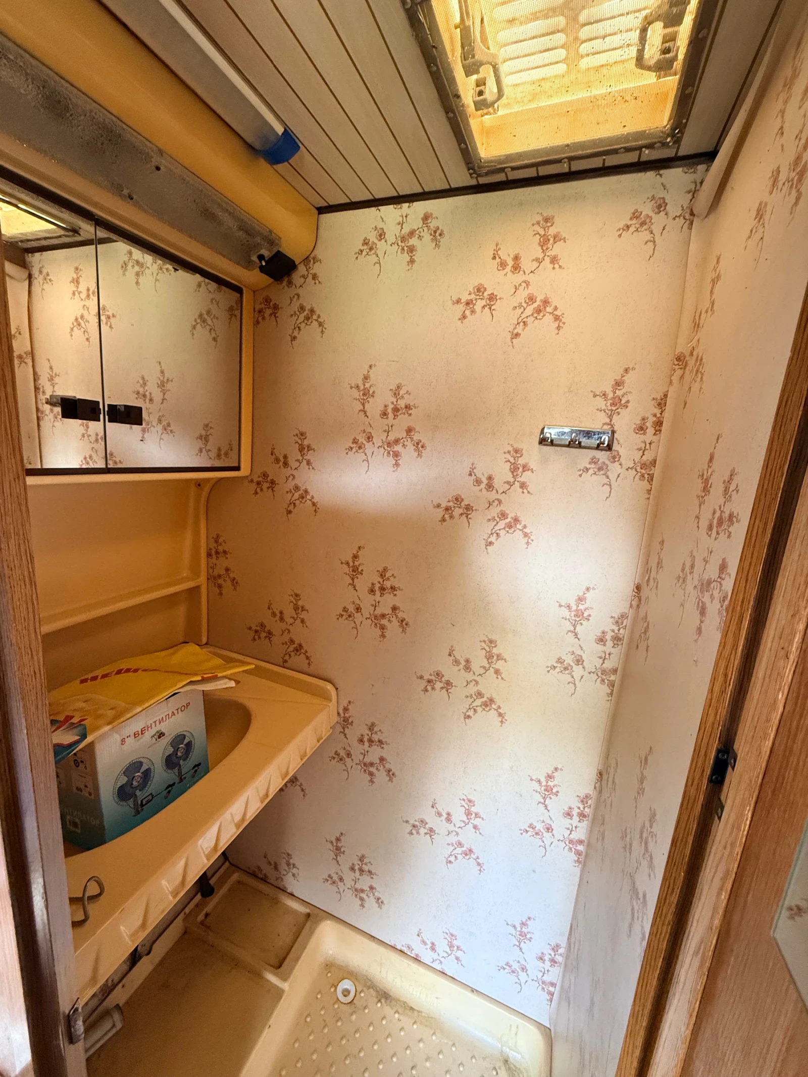 Каравана Hobby Prestige 400, снимка 13 - Каравани и кемпери - 54006358