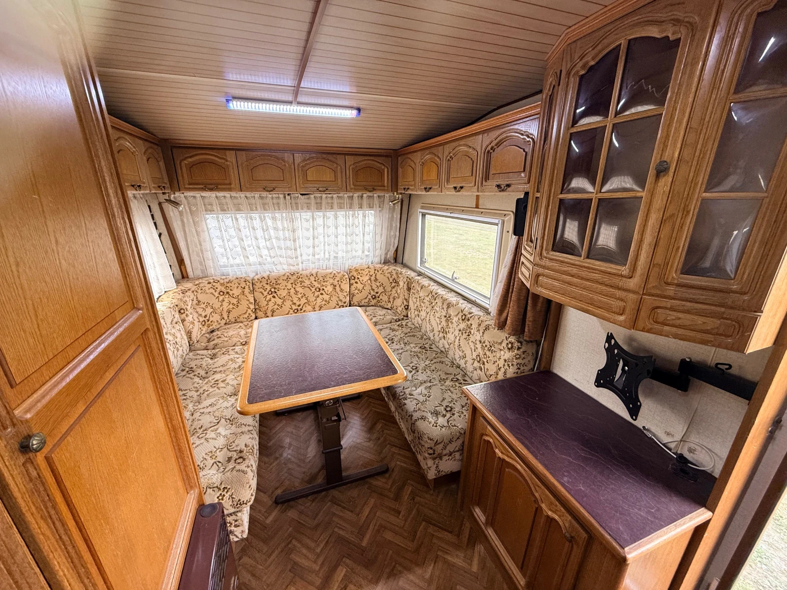 Каравана Hobby Prestige 400, снимка 7 - Каравани и кемпери - 54006358